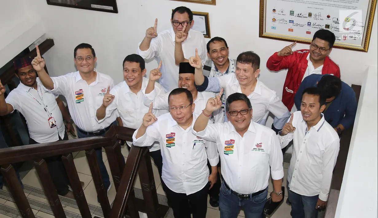 Sekjen PDIP Hasto Kristianto (dua kanan) bersama para sekjen partai pendukung capres dan cawapres Jokowi-Ma'ruf   mengangkat telunjuk saat akan melaporkan dana awal kampanye Pilpres 2019 di Gedung KPU, Jakarta, Sabtu (22/9). (Liputan6.com/Herman Zakharia)