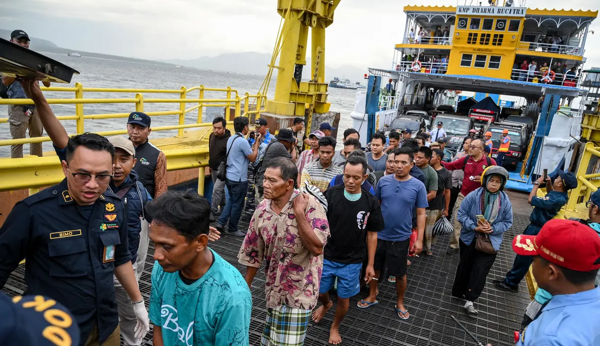 Sebelumnya, pihak berwenang mengatakan terdapat 29 orang yang selamat dan telah dievakuasi dari lokasi tenggelamnya KMP Tunu Pratama Jaya di perairan selat Bali. (Photo by AFP)
