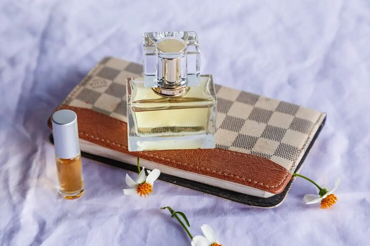 Sebotol parfum dengan ukuran sedang dan sebotol parfum dengan ukuran kecil (Foto Dok: Freepik/EyeEm)