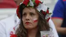 Ekspresi sedih fans Polandia setelah timnya kalah dari Kolombia pada laga grup H Piala Dunia 2018 di Kazan Arena, Kazan, Rusia, (24/6/2018). Kolombia menang 3-0 atas Polandia. (AP/Frank Augstein)