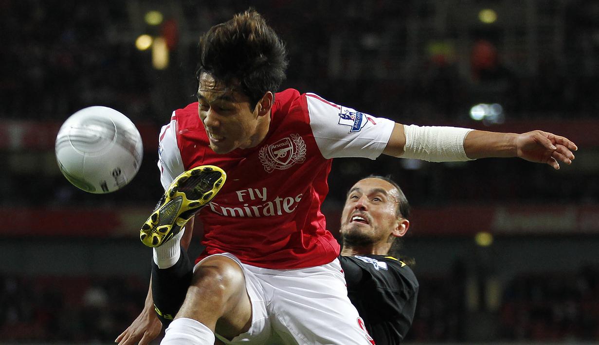 Arsenal sebagai tim besar di Liga Inggris pernah diperkuat beberapa pemain dari Asia. Mereka didatangkan bukan hanya sebagai pelengkap kebutuhan tim, namun juga sebagai ajang meraup pasar Asia yang dibutuhkan untuk mendongkrak popularitas klub di kawasan Asia yang memiliki keunggulan dari sisi populasi. Berikut 6 pemain di antaranya. (AFP/Ian Kington)