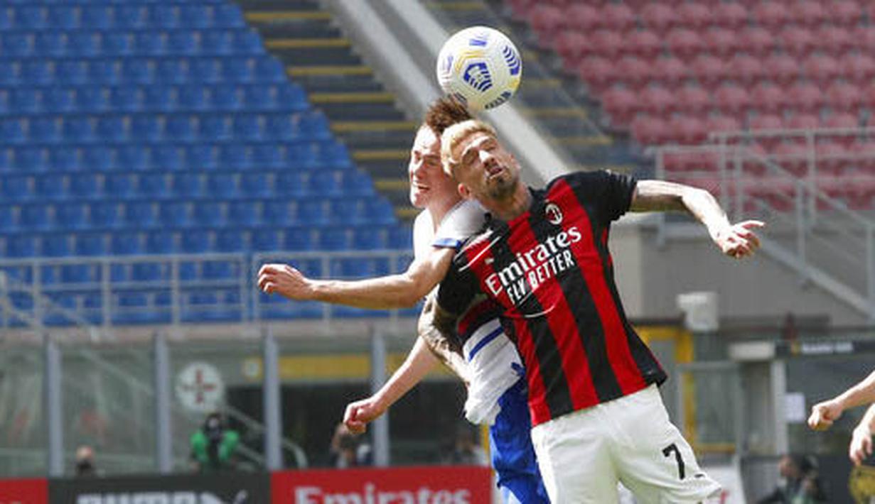 Pemain AC Milan, Samu Castillejo, berebut bola dengan pemain Sampdoria, Mikkel Damsgaard, pada laga Liga Italia di Stadion San Siro, Minggu (4/4/2021). Kedua tim bermain imbang 1-1. (AP Photo/Antonio Calanni)