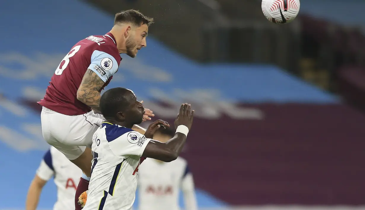 Pemain Burnley, Josh Brownhill berebut bola udara dengan pemain Tottenham Hotspur, Moussa Sissoko pada pertandingan lanjutan Liga Inggris di stadion Turf Moor, Burnley, Inggris, Senin (26/10/2020). Tottenham menang tipis 1-0 atas Burnley. (Lindsey Parnaby/Pool via AP)