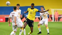Striker Swedia, Alexander Isak (tengah) menguasai bola di antara tiga pemain Armenia dalam laga uji coba menjelang berlangsungnya Euro 2020 di Solna, Sabtu (5/6/2021). Swedia menang 3-1 atas Armenia. (AFP/Jonathan Nackstrand)