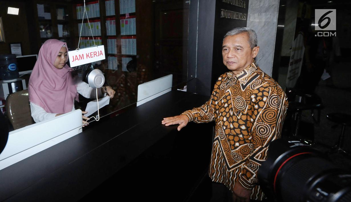 Mantan Wakil Ketua KPK M Busyro Muqoddas (kanan) usai menyerahkan surat permohonan di gedung MK, Jakarta, Kamis (7/12). Mereka mengajukan permohonan mencabut gugatan pasal 79 ayat 3 UU MD3 tentang hak angket. (Liputan6.com/Helmi Fithriansyah)