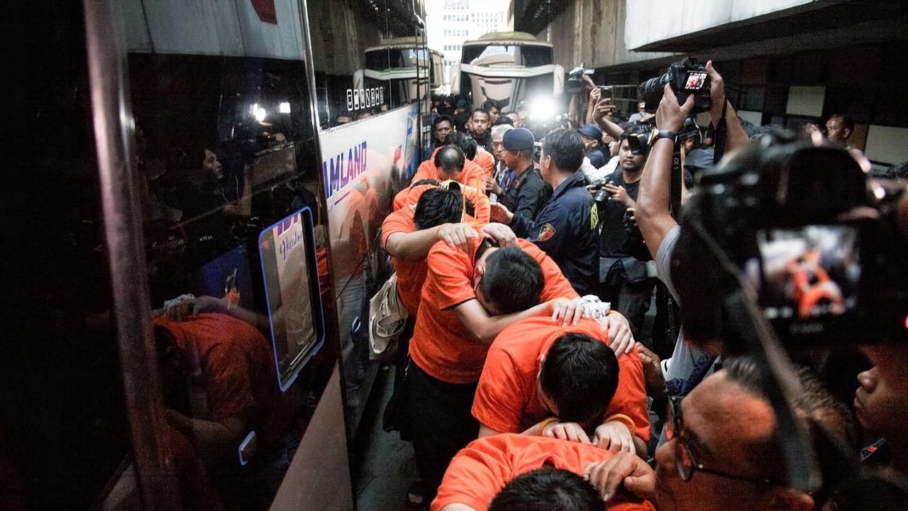 FOTO: Ratusan WNA Pelaku Judi Daring Dipindahkan ke Imigrasi