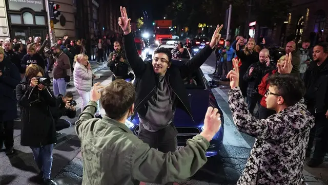 Sejumlah anak muda merayakan berakhirnya pemungutan suara dalam pemilihan parlemen di Beograd, Serbia, Minggu (25/10/2026).