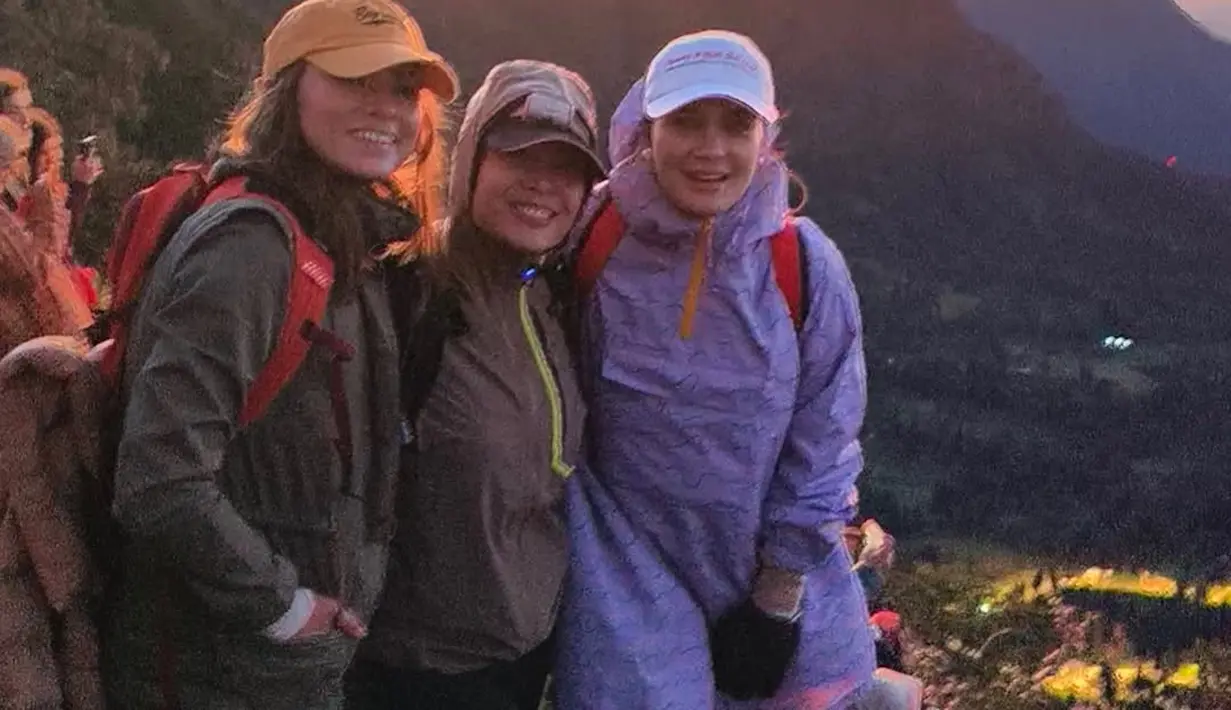 Ia memadukannya dengan baseball cap putih, sarung tangan outdoor, serta backpack merah yang membuat tampilannya terlihat aktif sekaligus fashionable. [@lunamaya].
