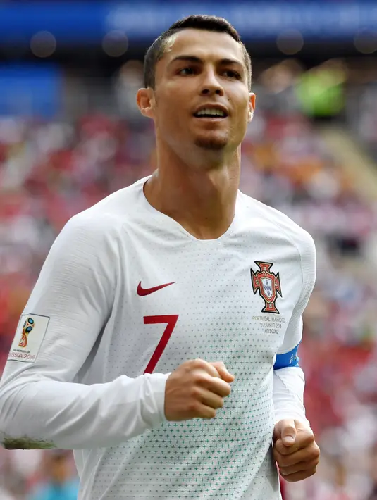 Cristiano Ronaldo saat bertanding melawan Maroko pada grup B Piala Dunia 2018 di Stadion Luzhniki di Moskow, Rusia, (20/6). Di Piala Dunia 2018, Ronaldo yang biasanya tampil selalu rapi dan klimis, kini ia tampil berjenggot. (AFP Photo / Yuri Cortez)