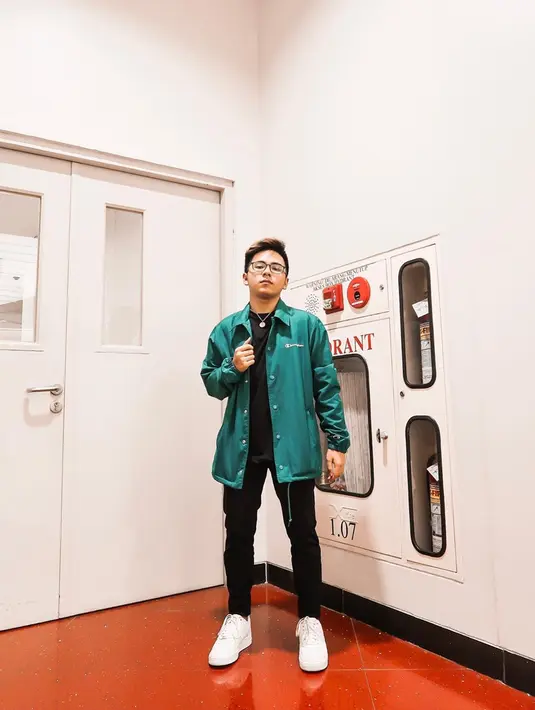 Menjadi seorang dancer, Brandon memiliki style yang swag banget. Ia pintar memadu padankan busana, meski terlihat simple gayanya terlihat keren. (Liputan6.com/IG/@brandon_lilhero)