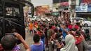 Saat sopir bus AKAP membunyikan klakson khas telolet, mereka bersiap-siap merekam momen tersebut dengan smartphone. (Liputan6.com/Angga Yuniar)