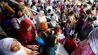 Ratusan warga menunggu giliran saat mencairkan dana bantuan Program Simpanan Keluarga Sejahtera (PSKS) tahap kedua di kantor Pos Pasar Baru, Jakarta, Selasa (7/4/2015). (Liputan6.com/Johan Tallo)