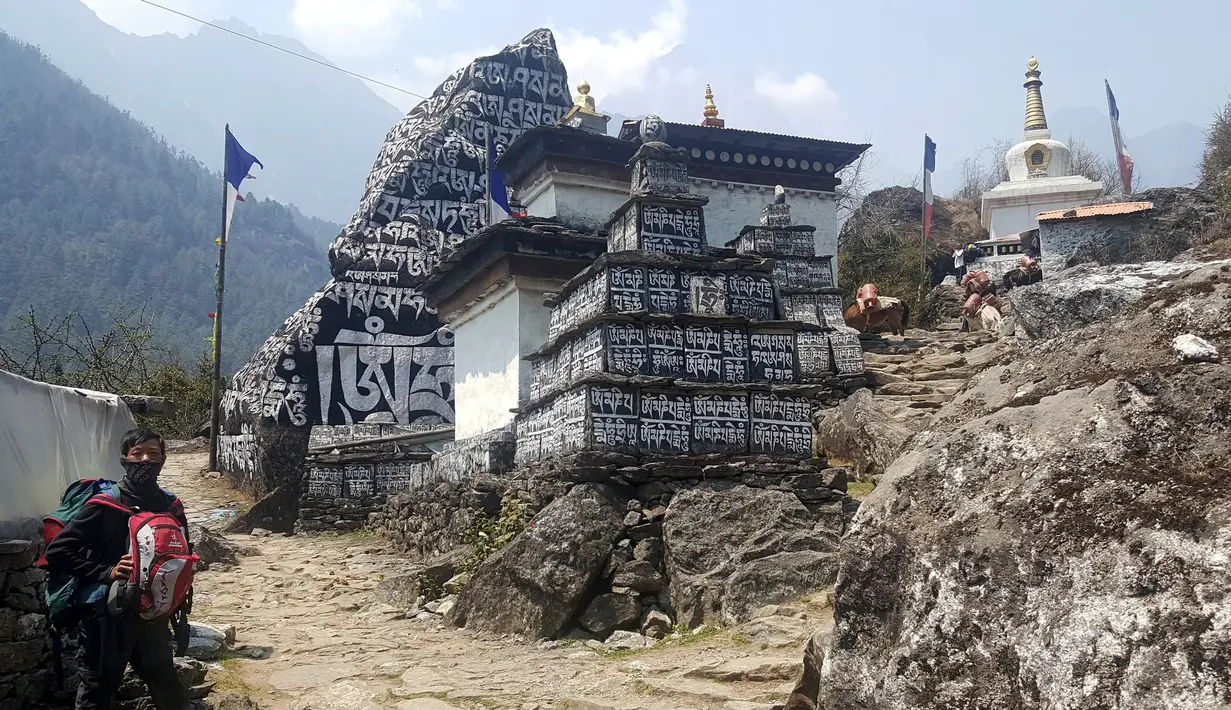 Seorang pemandu beristirahat di Khumbu Lembah di wilayah Everest di Nepal dalam gambar ini diambil tanggal 9 April 2016. (REUTERS/Antoni Slodkowski)