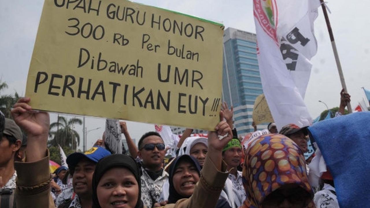 Tuntut jadi PNS, ribuan guru honorer banjiri Gedung DPR