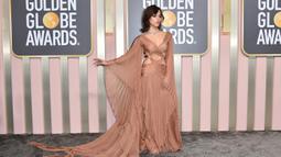 Jenna Ortega saat tiba menghadiri Golden Globe Awards 2023 di Beverly Hilton Hotel, Beverly Hills, California, Amerika Serikat, 10 Januari 2023. Ia mengenakan plisket quirky-gown rancangan Gucci. (Photo by Jordan Strauss/Invision/AP)