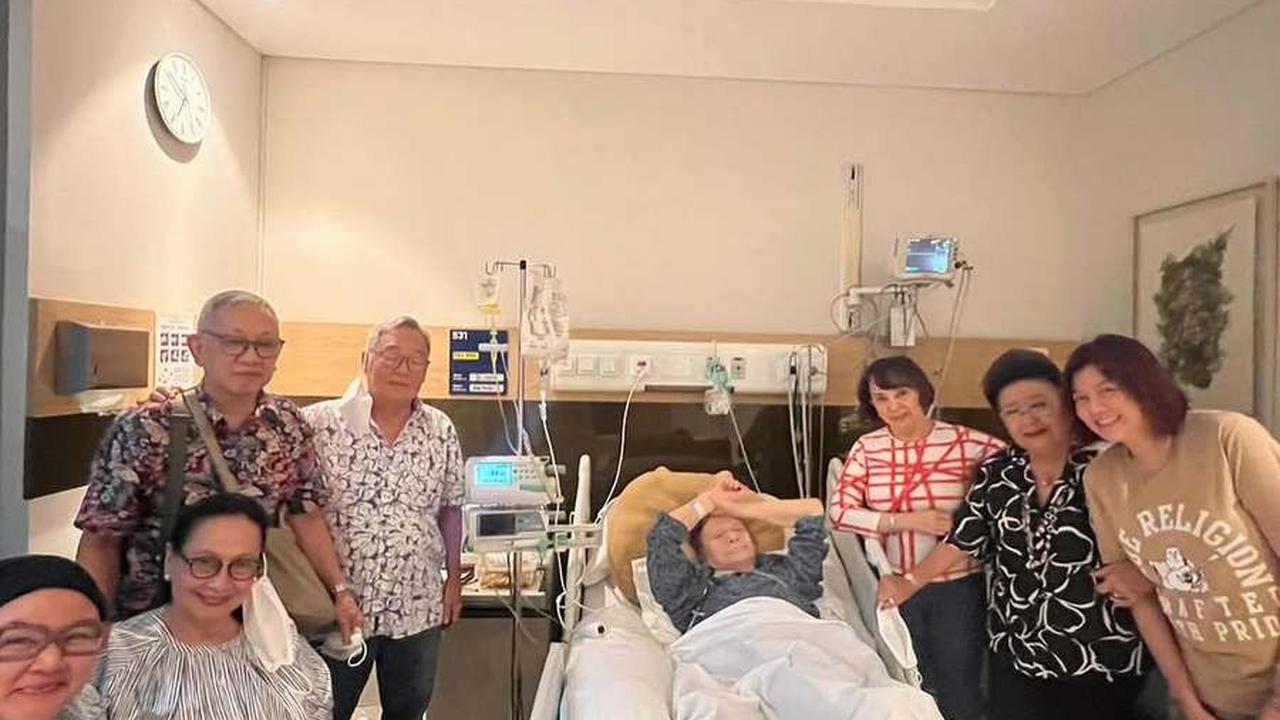 8 Potret Ayahanda Baim Wong Sakit, Dijenguk Banyak Orang yang Peduli dan Minta Doa ke Netizen