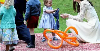 Bersama sang ayah dan ibundanya, Pangeran George dan Putri Charlotte melakukan perjalanan ke Negara Kanada. Berbagai aktifitas dilakukan disana, dan tanpa sadar keduanya mengeluarkan ekspresi lucu wajah mereka. (doc.people.com)