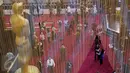 Patung Oscar berdiri tegak di karpet merah dalam persiapan gelaran ke-88 Academy Awards di Hollywood, Los Angeles , California, (27/2). Piala Oscar akan disajikan di Teater Dolby pada 28 Februari 2016.  (REUTERS / Lucy Nicholson)