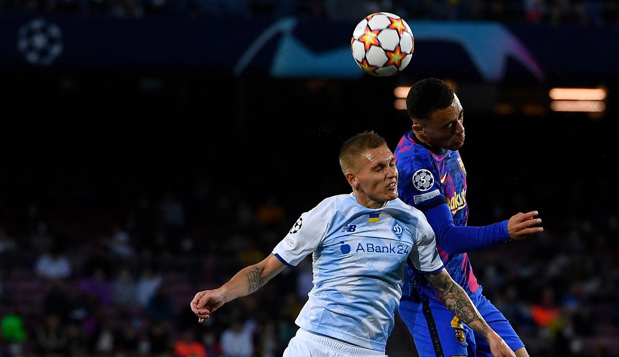 Barcelona langsung menggebrak pertahanan Dynamo Kiev di awal babak pertama. Pada menit ke-2 sundulan Sergino Dest (kanan) masih melambung usai menerima umpan Jordi Alba. (AFP/Josep Lago)