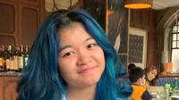 Xakila juga pernah mengubah warna rambutnya menjadi ombre biru yang terang. (Instagram/romyrafaelmind).