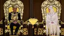 Raja Malaysia Abdullah Ri'ayatuddin Al-Mustafa Billah Shah (kiri) bersama Ratu Tunku Azizah saat penobatan kerajaan di Istana Nasional, Kuala Lumpur, Selasa (30/7/2019). Momen ini secara resmi menandai lima tahun pemerintahannya sebagai kepala negara. (SHAIFUL NIZAL/DEPARTMENT OF INFORMATION/AFP)