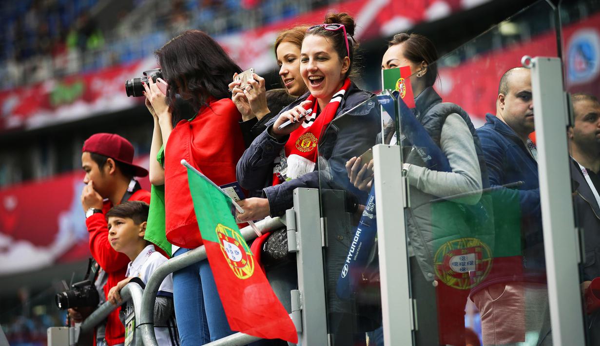 Suporter Portugal saat menyaksikan pertandingan antara Selandia Baru melawan Portugal pada laga penyisihan Grup A Piala Konfederasi 2017 di Stadion Spartak, Russia, Sabtu, (24/6/2017). (EPA/Mario Cruz)