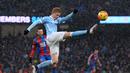 Pemain Manchester City, Kevin De Bruyne melakukan kontrol bola saat melawan Crystal Palace pada lanjutan liga premier Inggris di Stadion Etihad, Manchester, Sabtu (16/1/2016). (AFP Photo/Oli Scarff)