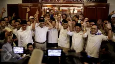 Ketum Partai Gerindra, Prabowo Subianto berfoto bersama dengan Paslon Gubernur DKI Jakarta Nomor Urut 3 Anies Baswedan - Sandiaga Uno beserta petinggi partai pendukungnya usai menggelar Konferensi Pers di Jakarta, Rabu (19/4). (Liputan6.com/Johan Tallo)