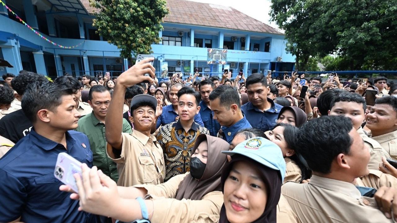 Momen Wapres Gibran Datangi SMP & SMA di Jakarta, Salfok Siswi Ini Salah Tingkah Usai Disalami RI 2
