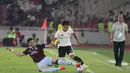 Gelandang Aston Villa Ross Barkley (kiri) berebut bola dengan gelandang Indonesia All Stars Ezra Walian pada laga uji coba internasional di Stadion Utama Gelora Bung Karno (SUGBK), Jakarta, Sabtu (1/8/2026). Aston Villa menang 3-1 atas Indonesia All Stars dalam pertandingan yang menjadi bagian dari tur pramusim klub asal Inggris tersebut di Asia. (KLY/Budy Santoso)