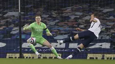 Striker Tottenham Hotspur, Harry Kane (kanan) melepaskan tendangan yang berbuah gol pertama timnya ke gawang Everton dalam laga lanjutan Liga Inggris 2020/2021 pekan ke-32 di Goodison park, Liverpool, Jumat (16/4/2021). Tottenham bermain imbang 2-2 dengan Everton. (AP/Clive Brunskill/Pool)
