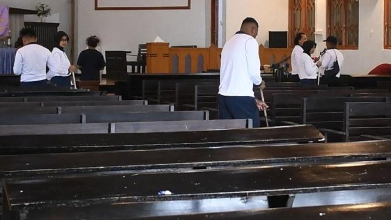 Prajurit TNI AL Bantu Bersih-bersih Gereja Jelang Perayaan Natal