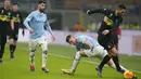 Gelandang Lazio, Milinkovic-Savic berusaha merebut bola dari gelandang Inter Milan, Roberto Gagliardini pada pertandingan lanjutan Liga Serie A Italia di Stadion San Siro, di Milan, Italia, Senin (10/1/2022). Inter Milan menang tipis atas Lazio 2-1. (AP Photo/Antonio Calani)