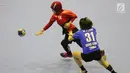 Pemain bola tangan putri Indonesia, Gadis Risma Septiananda (kiri) mencoba lolos dari pemain Hong Kong pada kualifikasi posisi 7-8 Bola Tangan Putri Asian Games 2018 di Jakarta, Rabu (29/8). Indonesia menyerah 16-30. (Liputan6.com/Helmi Fithriansyah)