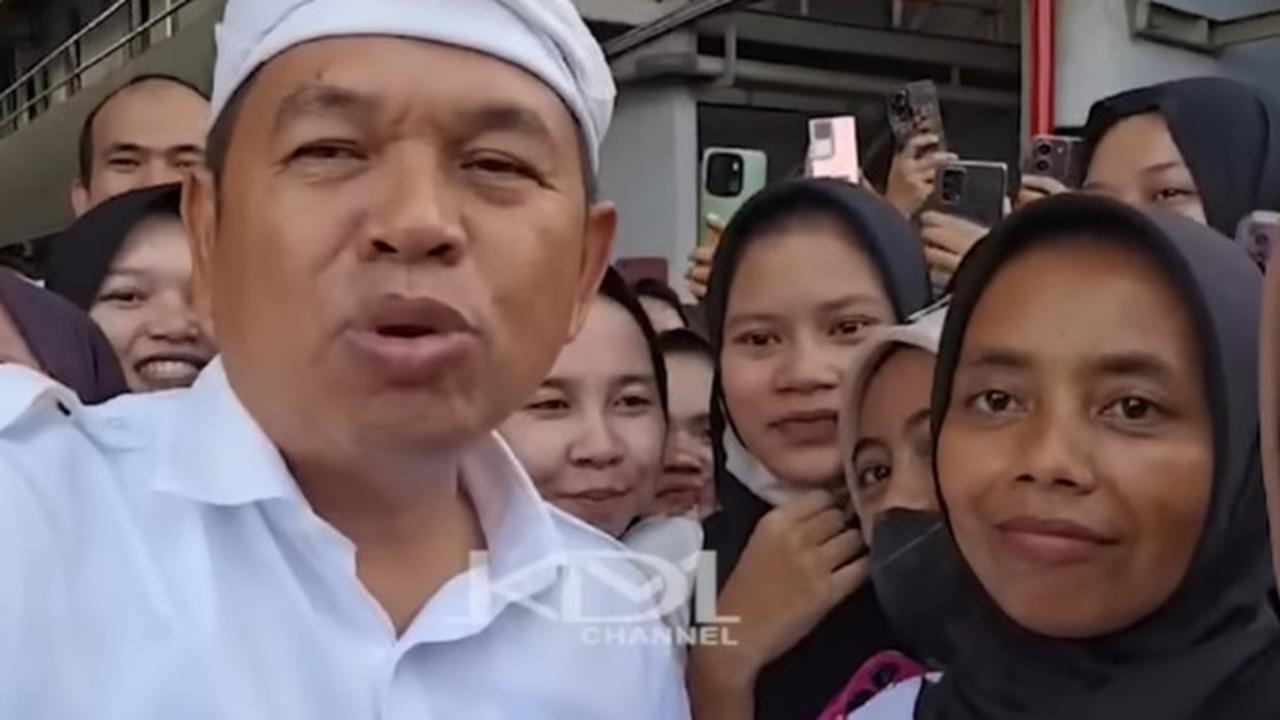 Momen Dedi Mulyadi Sambangi Pabrik, Elus-Elus Kepala Karyawan Sambil Bilang 'Upahnya Masih Kecil