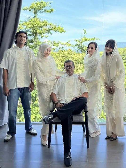 Di momen Iduladha, Beby tampil dengan busana serba putih kompak dengan keluarganya. Tampil dengan atasan tunik berbordir dipadukan celana panjang putih. [@bebytsabina]