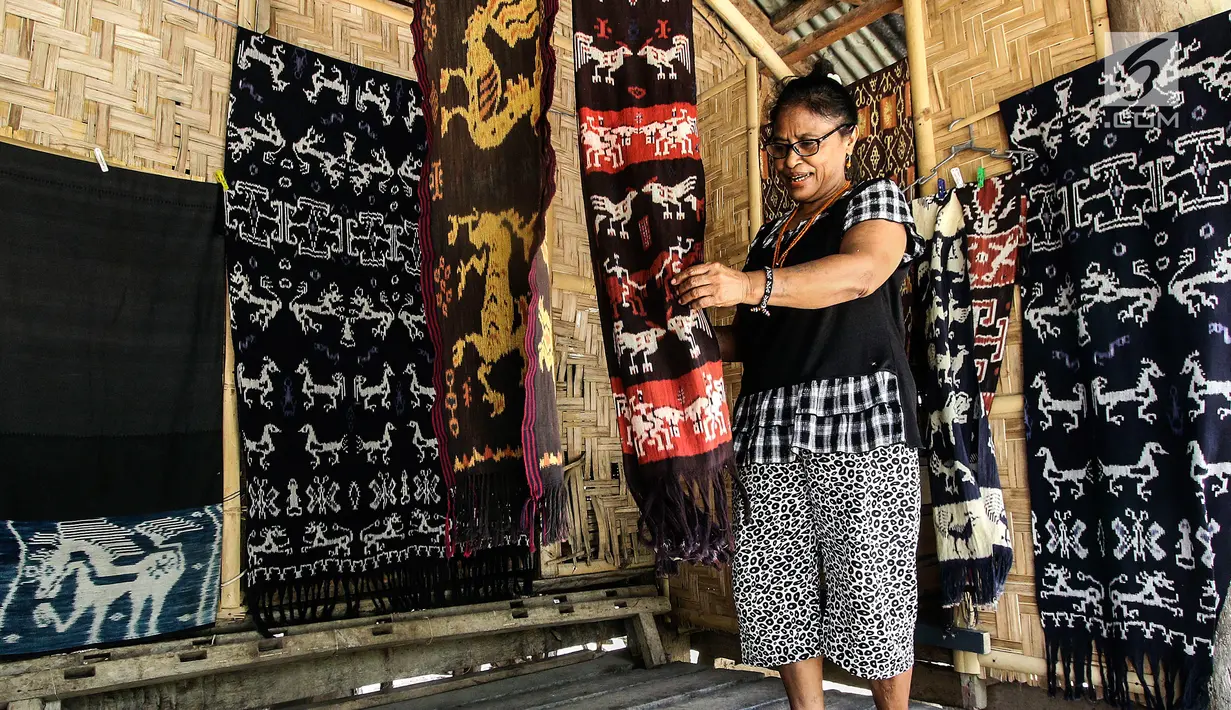 Mama Adriana Rambuadji membuat kain tenun di Desa Adat Prailiu, Sumba Timur, NTT, Sabtu (15/12). Harga kain tenun Sumba tergantung tingkat kesulitan, waktu pembuatan, dan sejarahnya. (Liputan6.com/JohanTallo)