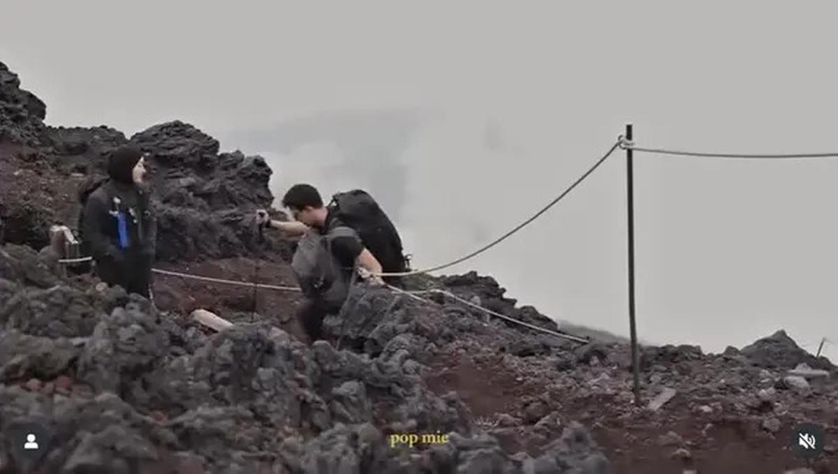 6 Potret Rey Mbayang dan Dinda Hauw Hiking ke Gunung Fuji, Rayakan Anniversary ke-5