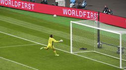 Kiper Skotlandia David Marshall gagal menyelamatkan tendangan jarak jauh pemain Republik Ceko Patrik Schick pada pertandingan Grup D Euro 2020 di Stadion Hampden Park, Glasgow, Inggris, Senin (14/6/2021). Patrik Schick mencatatkan rekor gol terjauh di Euro. (AP Photo/Andy Buchanan, Pool)