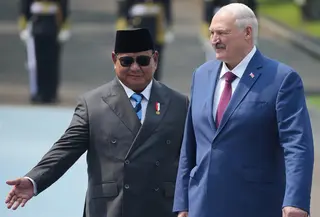 Presiden Prabowo Subianto  bersama Presiden Belarusi Alexandr Lukashenko  memeriksa pasukan di Istana Merdeka, Jakarta, Kamis (02/07/2026). (AP Photo/Tatan Syuflana)