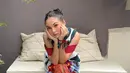 Gaya OOTD kali ini Saskia Chadwick tampil cerah dengan busana colorful. Pesinetron itu tampak menawan mengenakan kain berwarna terakota yang dipadukan dengan atasan berwarna biru.(Liputan6.com/IG/@saskiachadwick_)