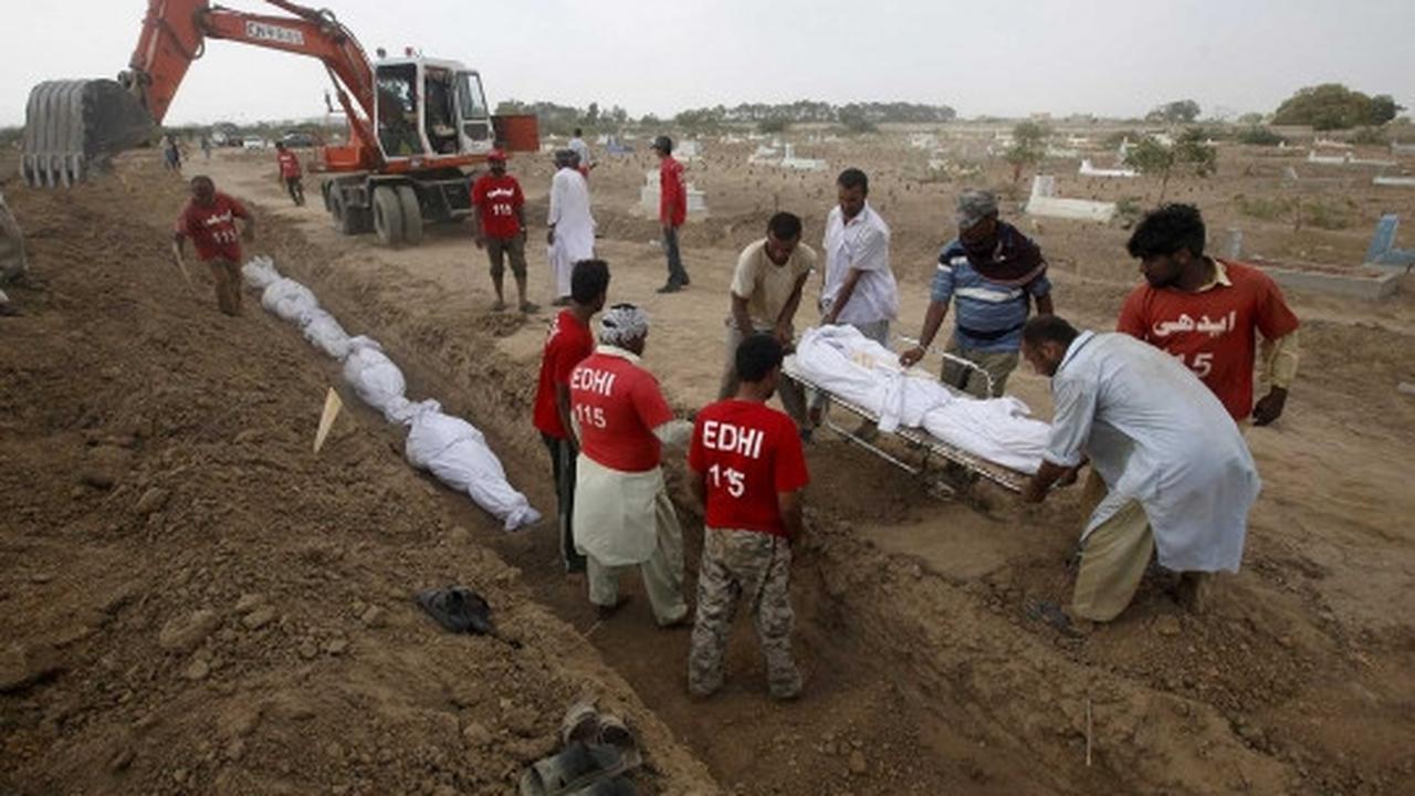 Ribuan korban tewas akibat hawa panas di Pakistan dikubur massal