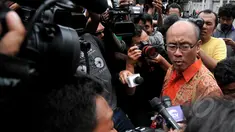 Rohaniawan Daniel Alexander memberi keterangan pers seusai mengikuti kebaktian di Lapas Batu, Nusakambangan, Jawa Tengah, Kamis (5/3/2015).  Daniel Alexander mengaku, akan terus memperjuangkan duo Bali Nine tidak dihukum mati (Liputan6.com/Johan Tallo)