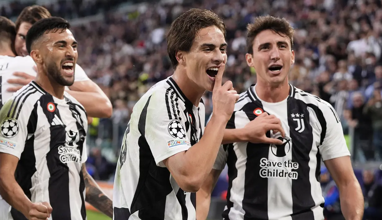 Pemain Juventus, Kenan Yildiz merayakan gol pertama timnya bersama rekan-rekannya pada laga Liga Champions 2024/2025 melawan PSV Eindhoven di Juventus Stadium, Turin, Italia, Rabu (18/09/2024) WIB. (AP Photo/La Presse/Fabio Ferrari)