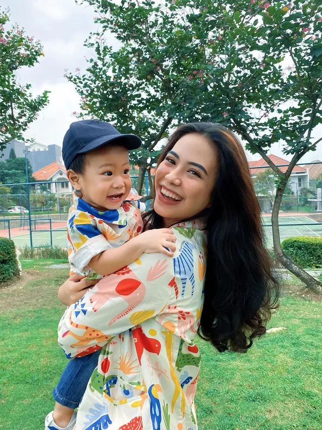 Sudah Jadi Ibu, Ini 6 Potret Zevana Idola Cilik Momong Buah Hati