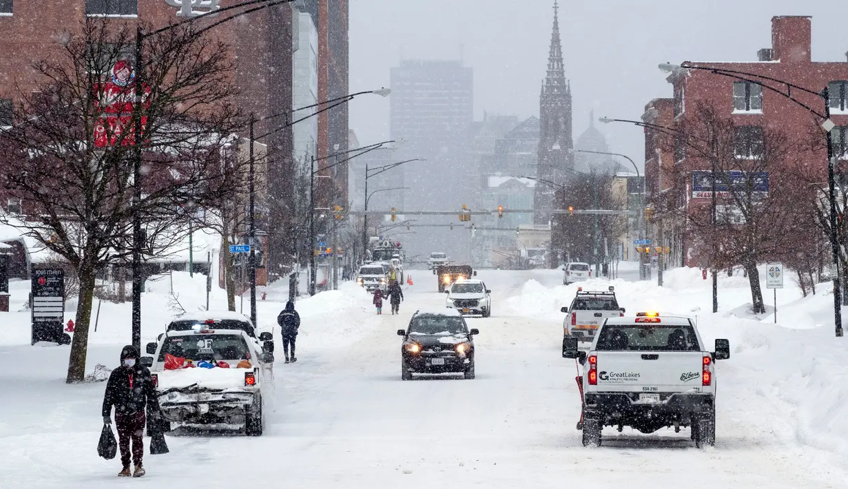Aktivitas warga setelah badai salju ekstrem di sekitar Main St., Buffalo, New York, Amerika Serikat, 26 Desember 2022. Cuaca ekstrem membuat angka kematian meningkat di seluruh Amerika Serikat selama beberapa hari. (AP Photo/Craig Ruttle)