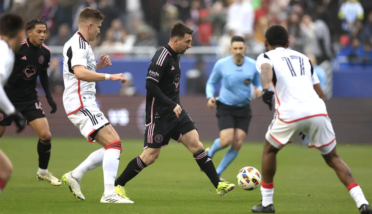 Pemain Inter Miami, Lionel Messi berusaha melewati sejumlah pemain FC Dallas pada laga lanjutan MLS (Major League Soccer) 2024 di Cotton Bowl, Dallas, Texas, 22 Januari 2024. (AFP/Getty Images/Carmen Mandato)