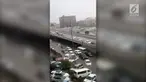Hujan deras yang melanda kota terbesar kedua di Arab menyebabkan Kota Jeddah tergenang air.
Sejumlah pengendara terjebak banjir.