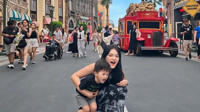 Potret Seru Nathalie Holscher Liburan Berdua dengan Buah Hati ke Singapura