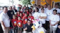 Tim dari Archipelago International yang menaungi ASTON, Neo, dan fave gelar bakti sosial untuk pasien kanker di Yayasan Rumah Kita di Kalimantan. (Dok: Archipelago International)